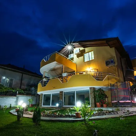 Guest House Holiday Гостевой дом *